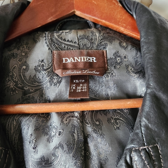 Danier leather jacket - Picture 4 of 4